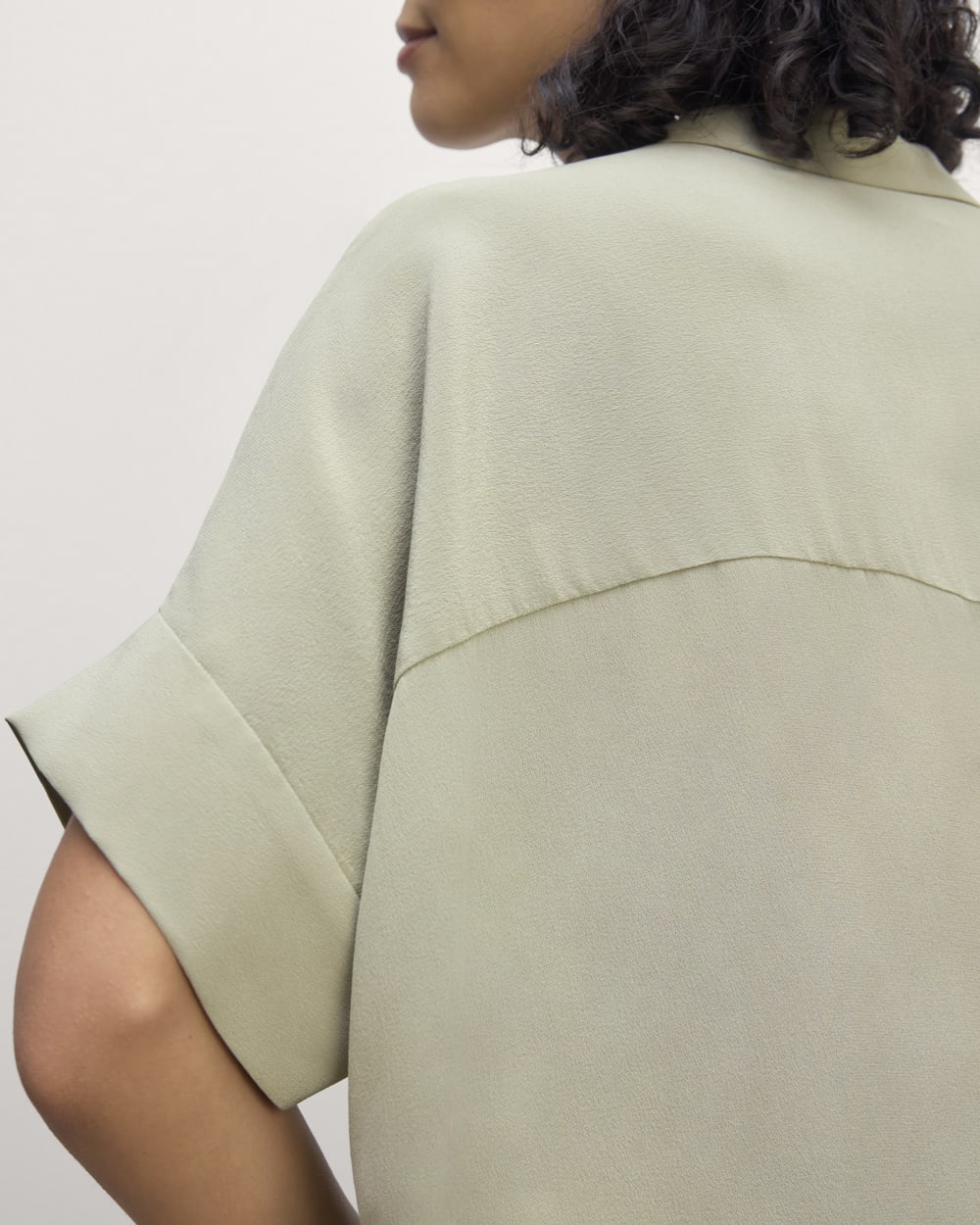 The Boxy Shirt in Washable Silk in Seagrass — detail view