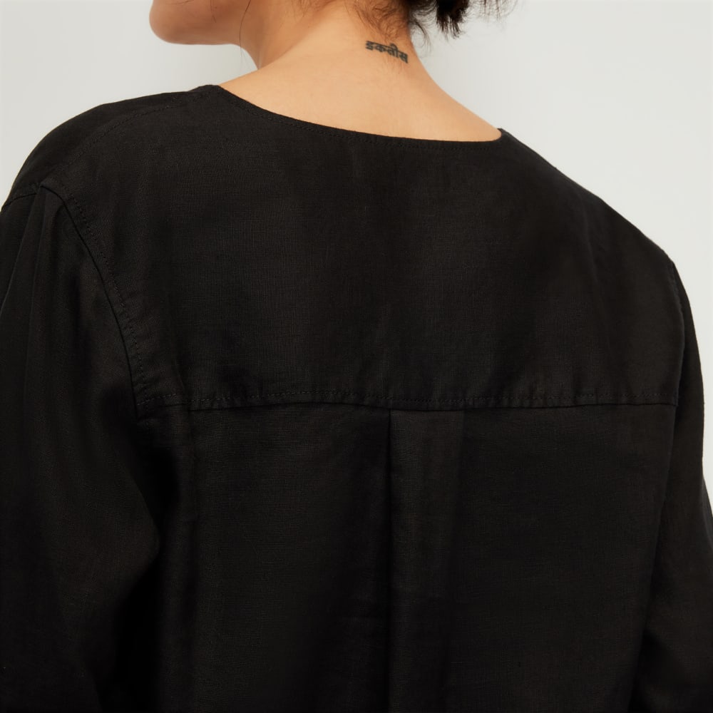 The Linen Popover Shirt in Black — detail view