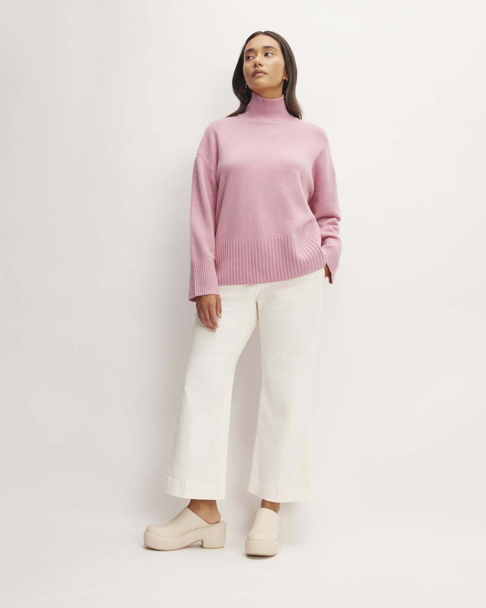 The Cashmere Oversized Turtleneck in Bubblegum — detail view