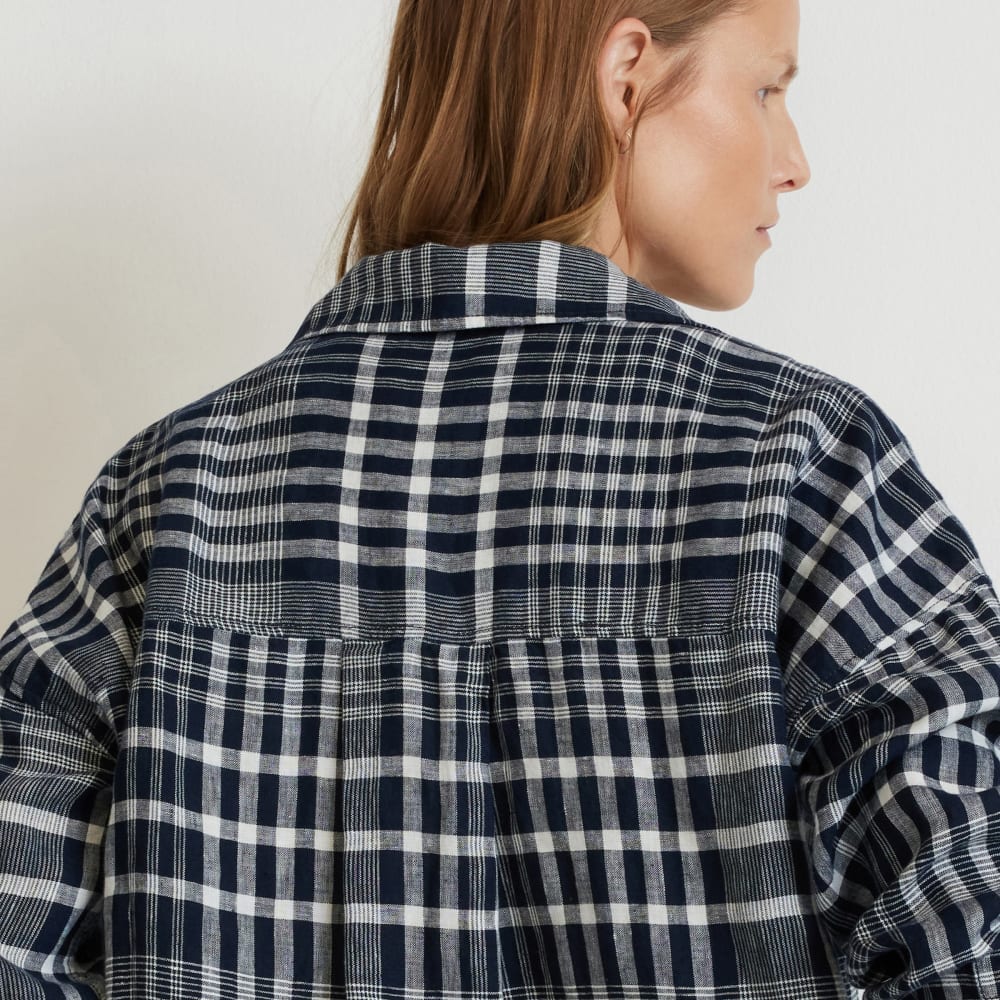 The Way-Long Linen Shirt in Canvas Tan / Navy — detail view