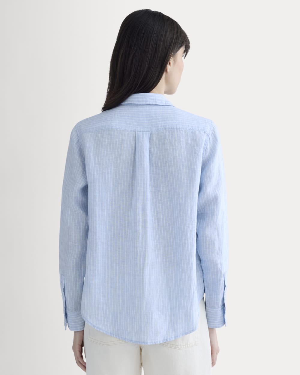 The Must-Have Shirt in Linen in Sky Blue / White — detail view