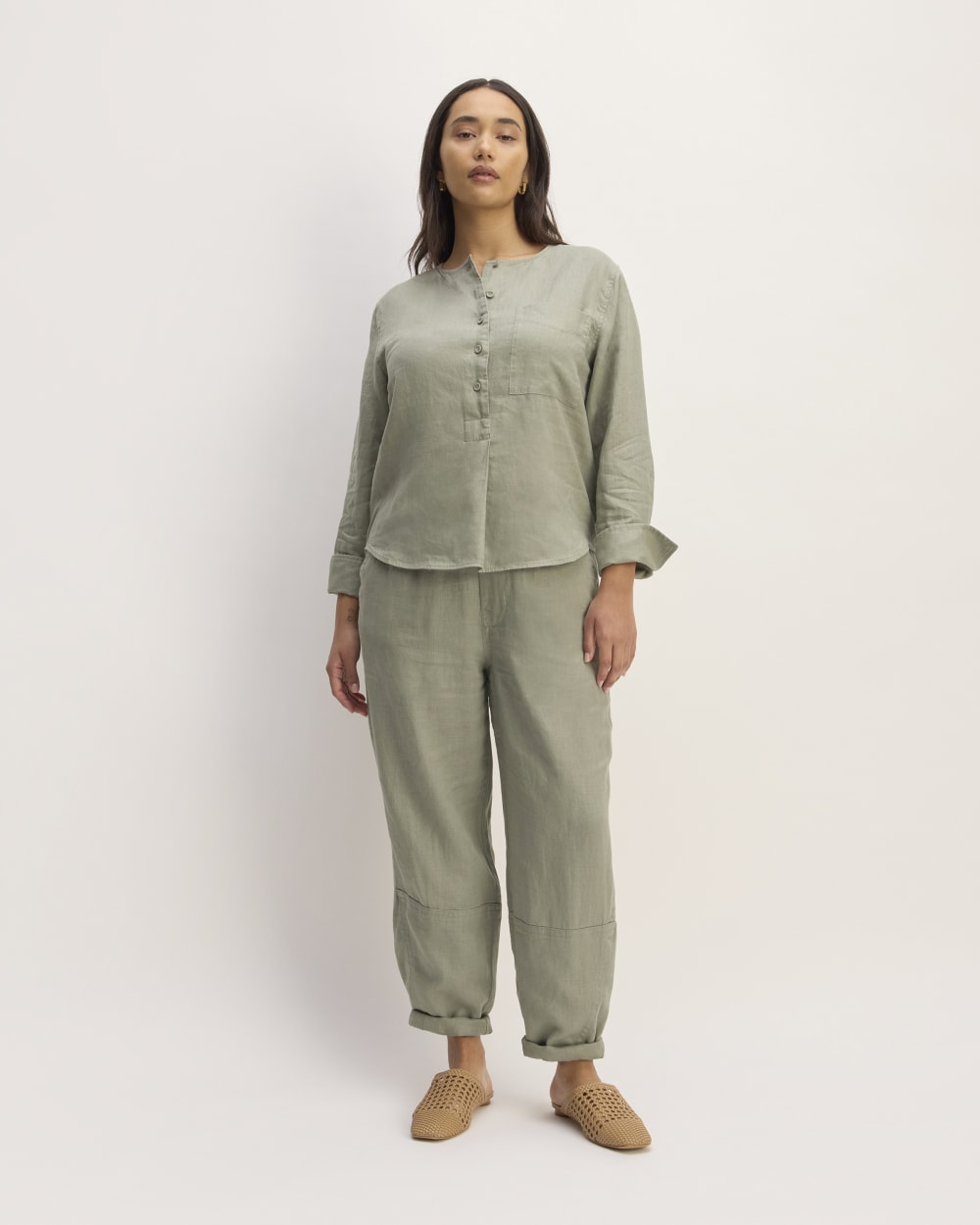 The Popover Shirt in Linen in Sage Green — detail view