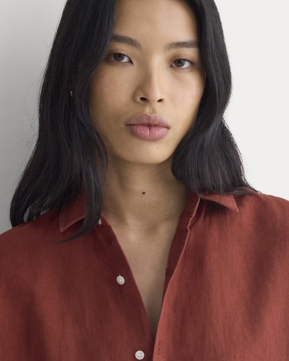 The Boxy Shirt in Linen in Henna Red — detail view