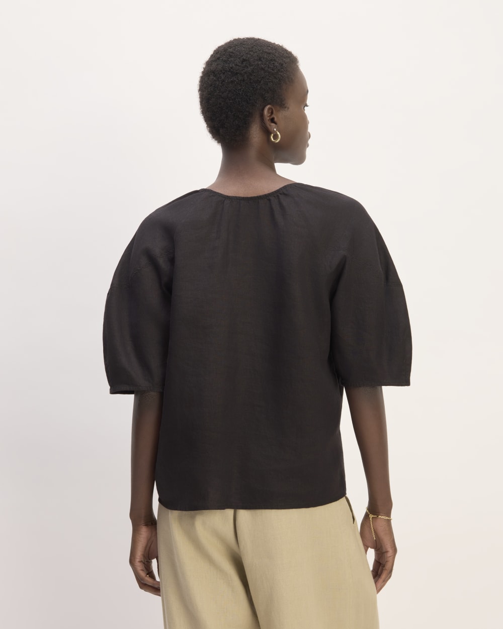 The Scoop Top in Linen in Black — detail view