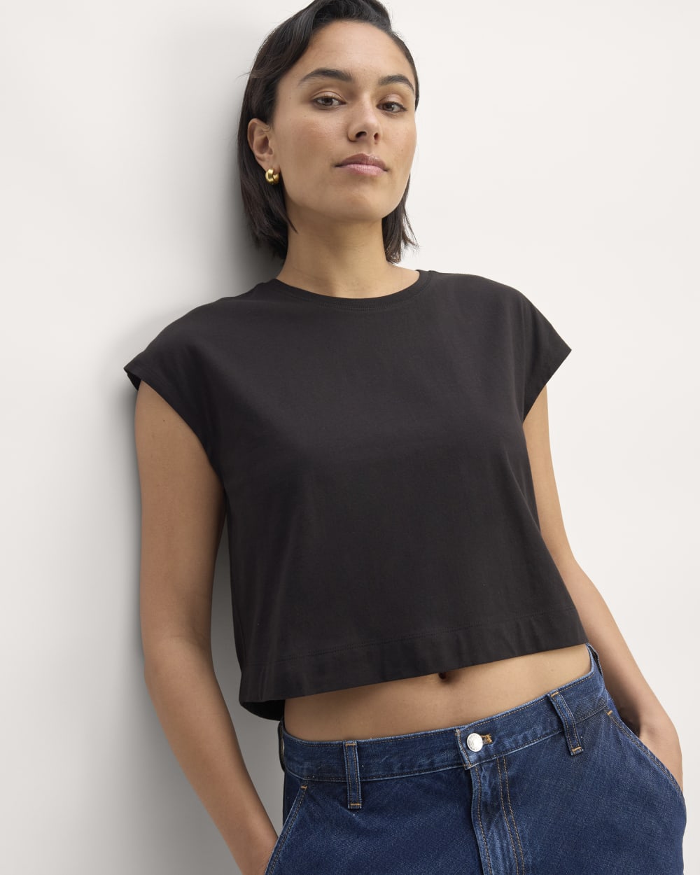 The Muscle Cropped Tee in Essential Cotton in Black — front view