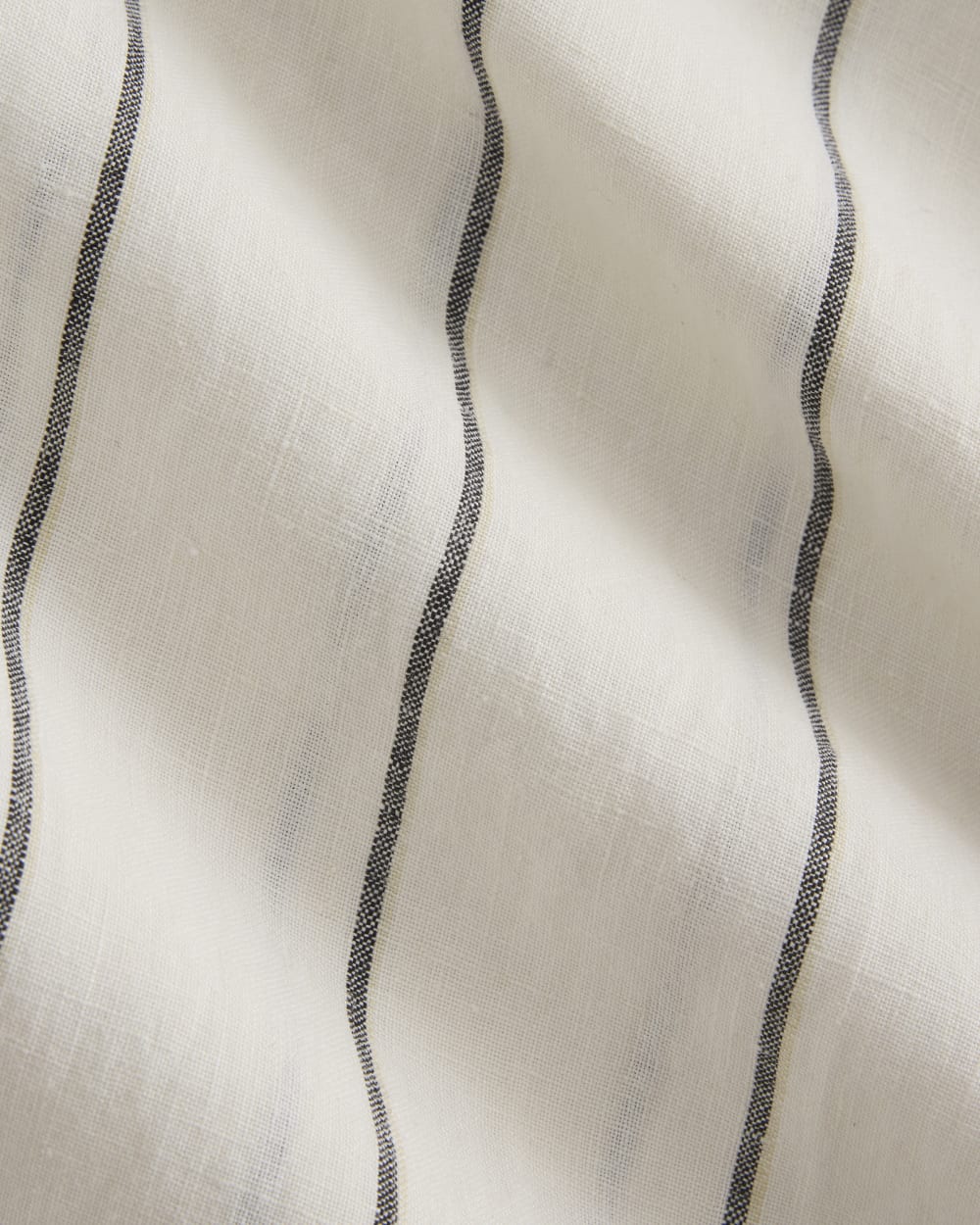 The Drawstring Pant in Linen in Gardenia/Meteorite — detail view