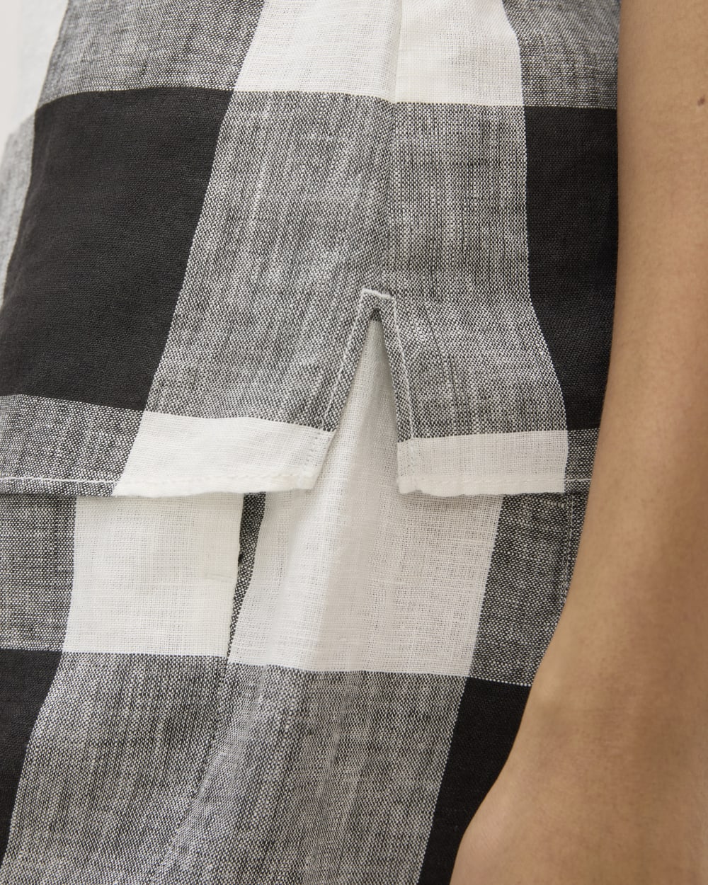 The Scoop Tank in Linen in Bone / Black Check — detail view