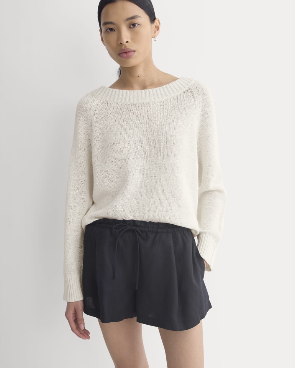 Flowy Short in Linen in Black — front view