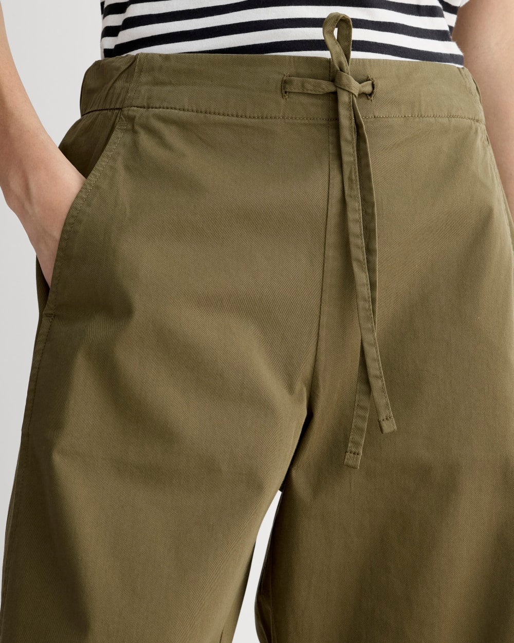The Easy Barrel Pant in Olive — detail view