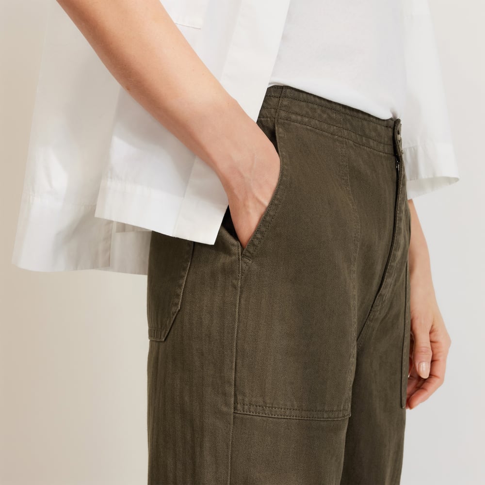 The Organic Cotton Herringbone Pant in Beech — detail view