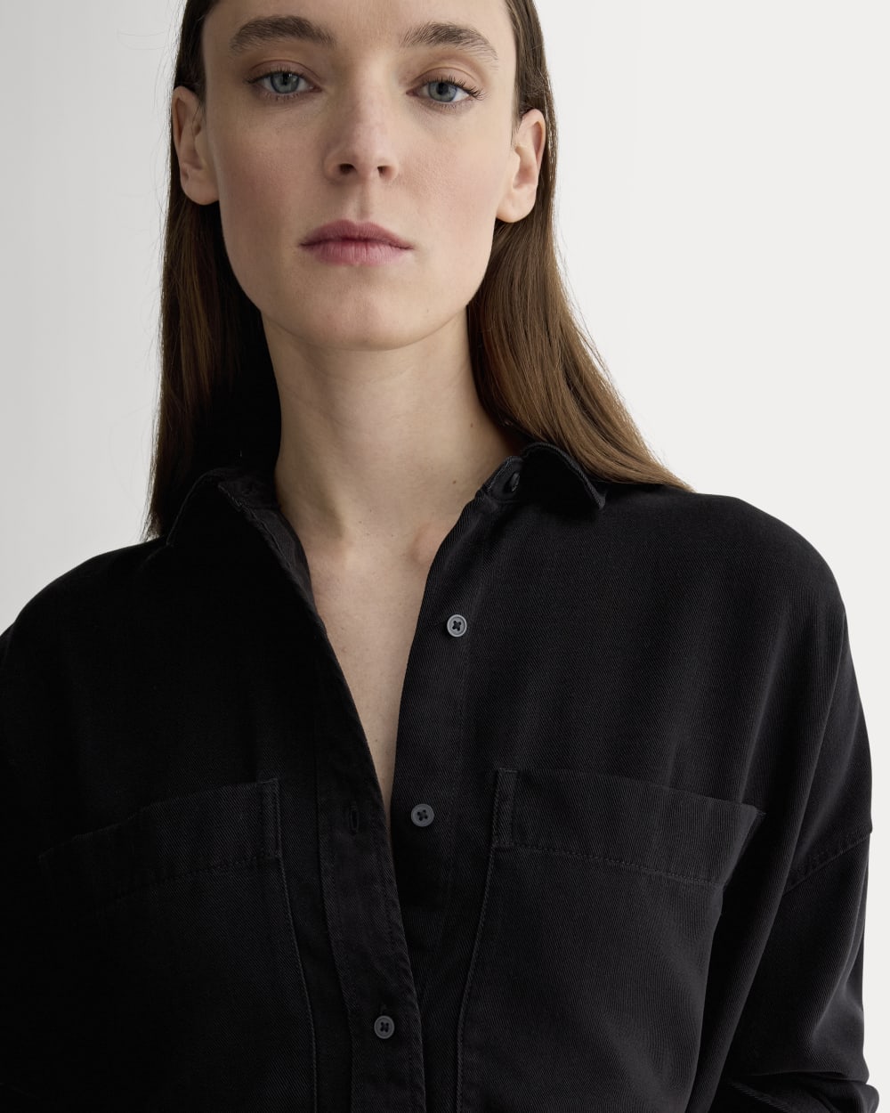 The Boxy Overshirt in Buttersoft in Black — detail view