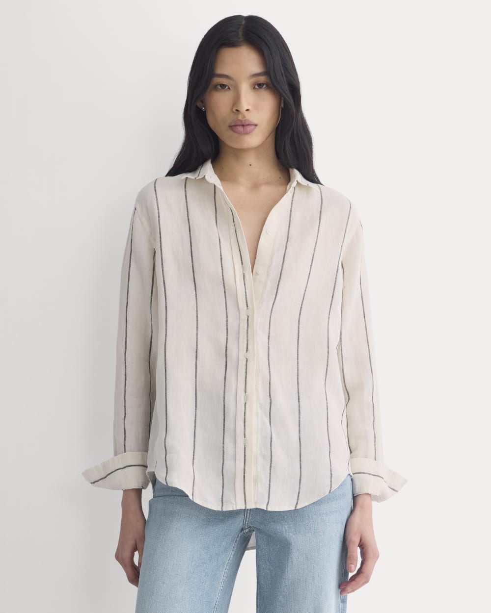 The Must-Have Shirt in Linen in Gardenia/Meteorite — front view