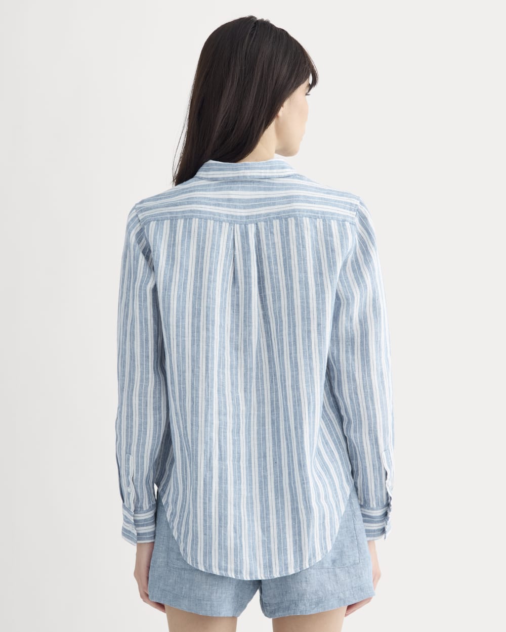 The Must-Have Shirt in Linen in Soft Cobalt/Bone — detail view