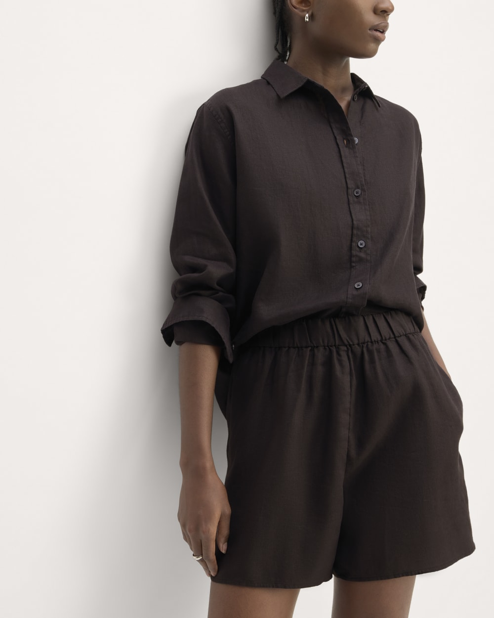 The Linen Easy Short in Black — detail view