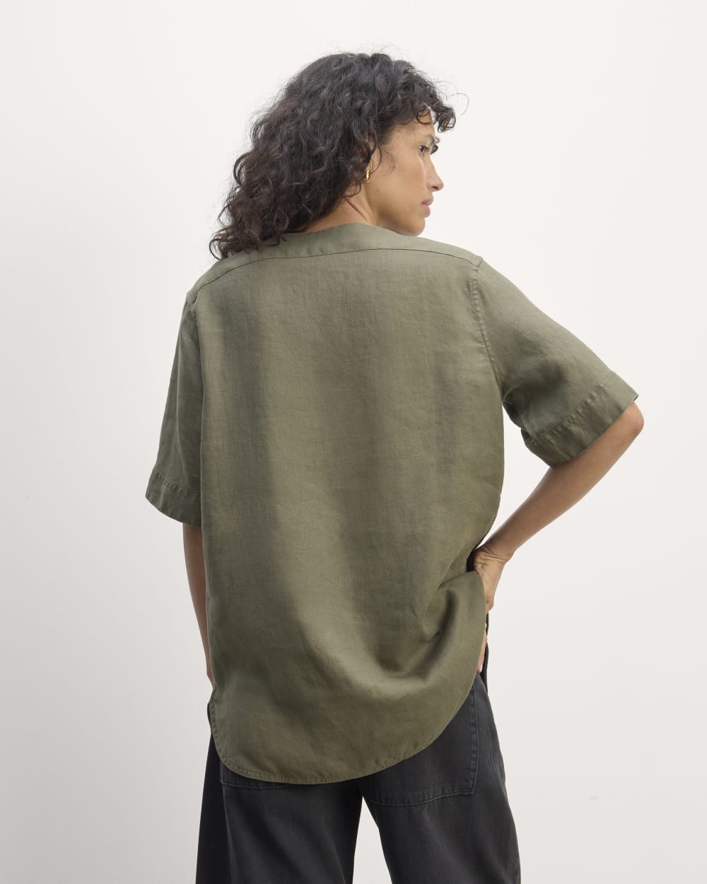 The Bib Shirt in Linen in Kalamata — detail view