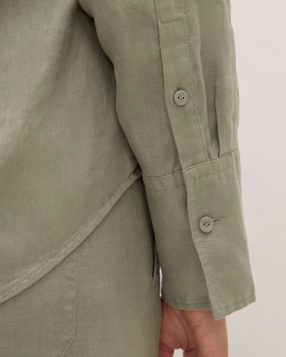 The Popover Shirt in Linen in Sage Green — detail view