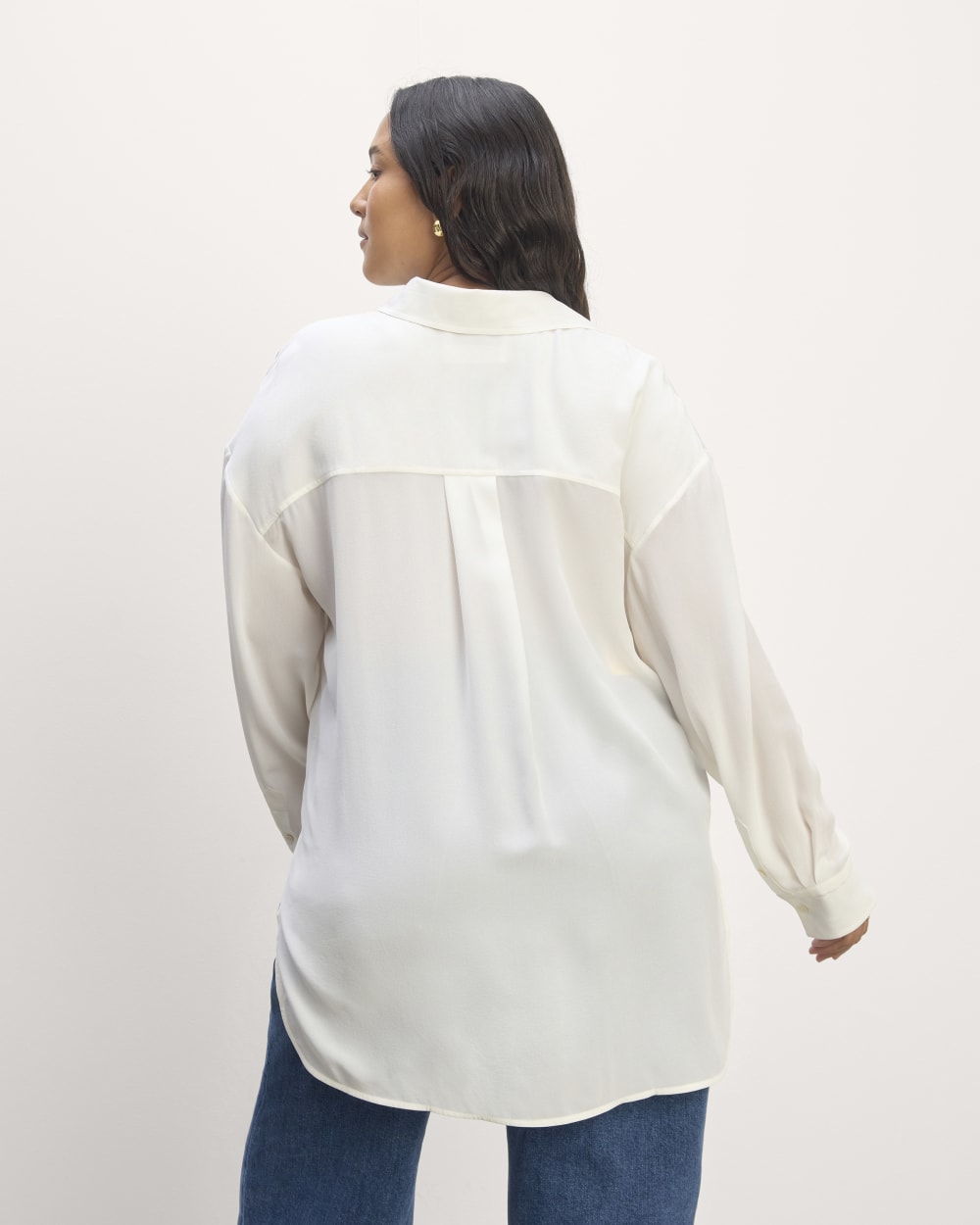 The Boyfriend Shirt in Washable Silk in Off-White — detail view