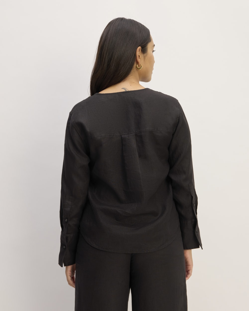 The Popover Shirt in Linen in Black — detail view