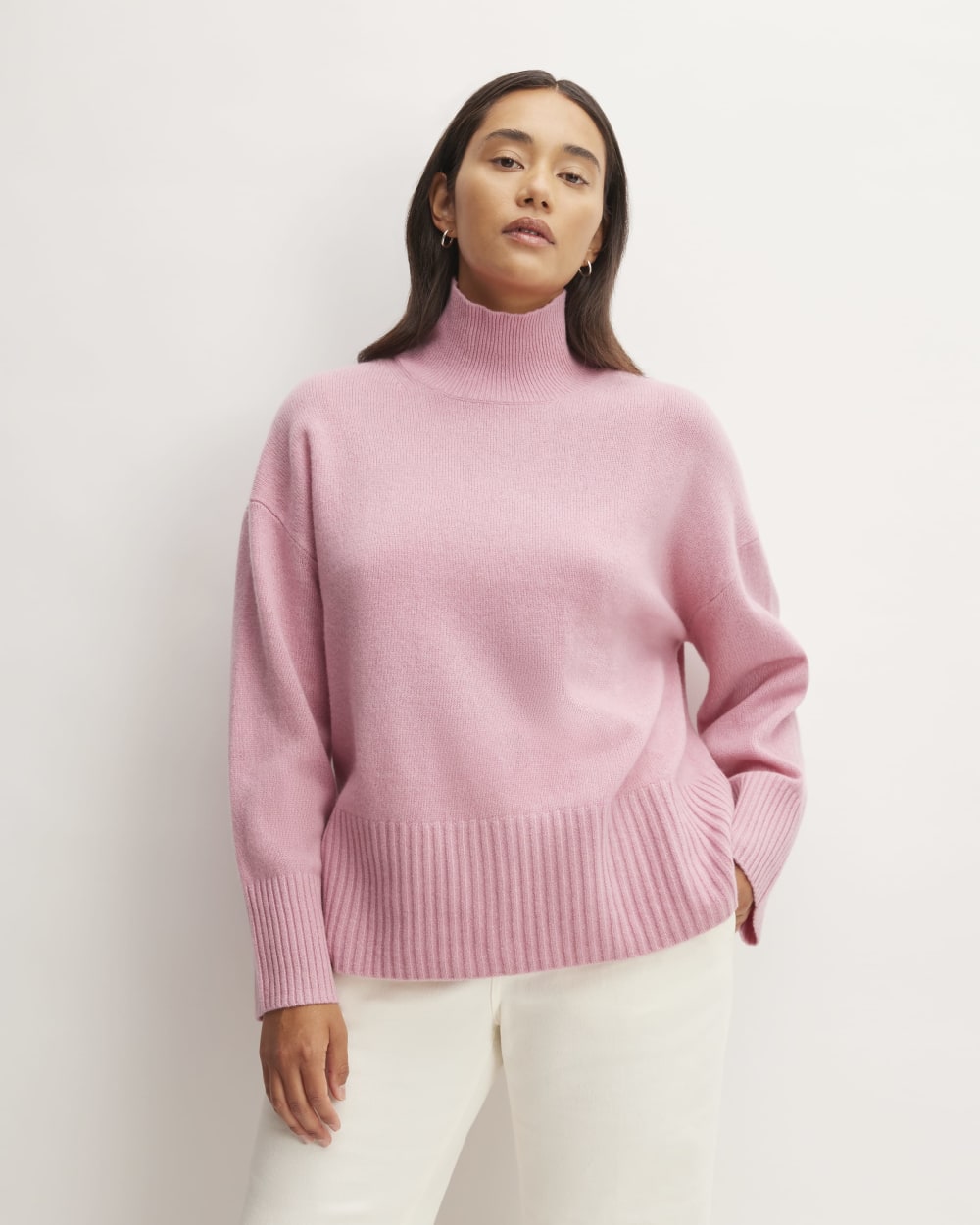 The Cashmere Oversized Turtleneck in Bubblegum — front view