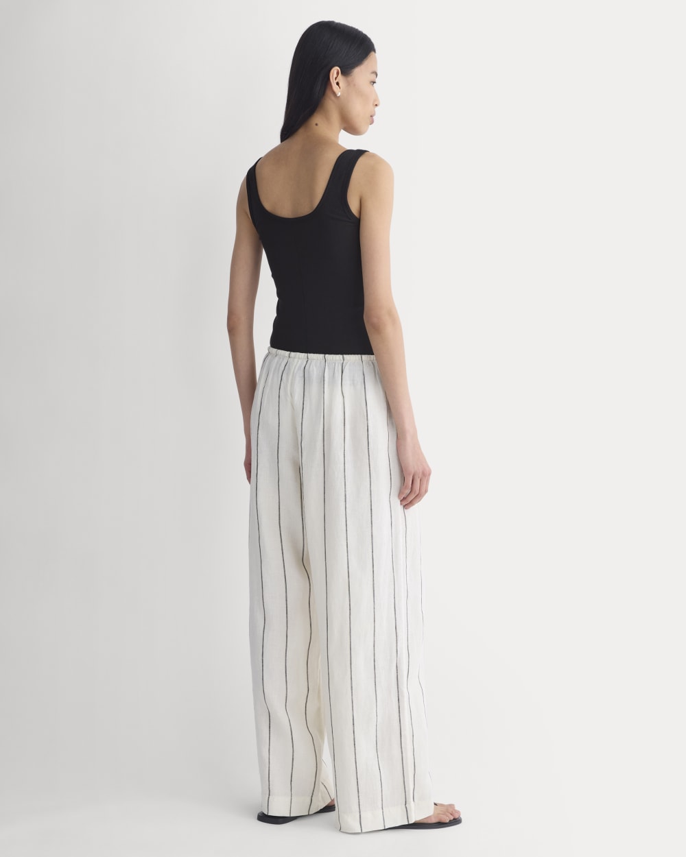 The Drawstring Pant in Linen in Gardenia/Meteorite — detail view