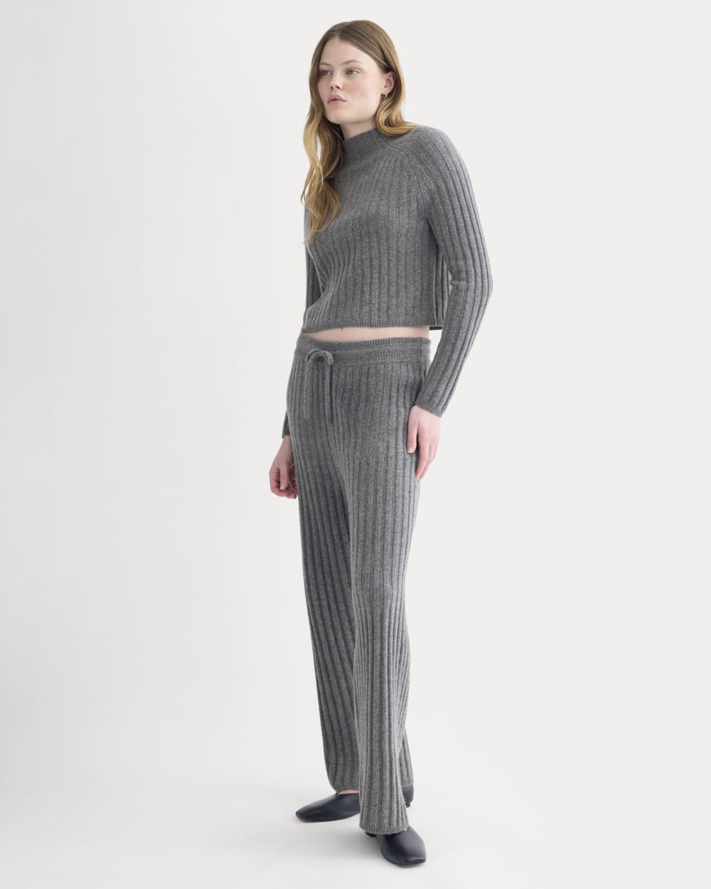 Funnel-Neck Cropped Sweater in Wool Cashmere in Heather Charcoal — detail view