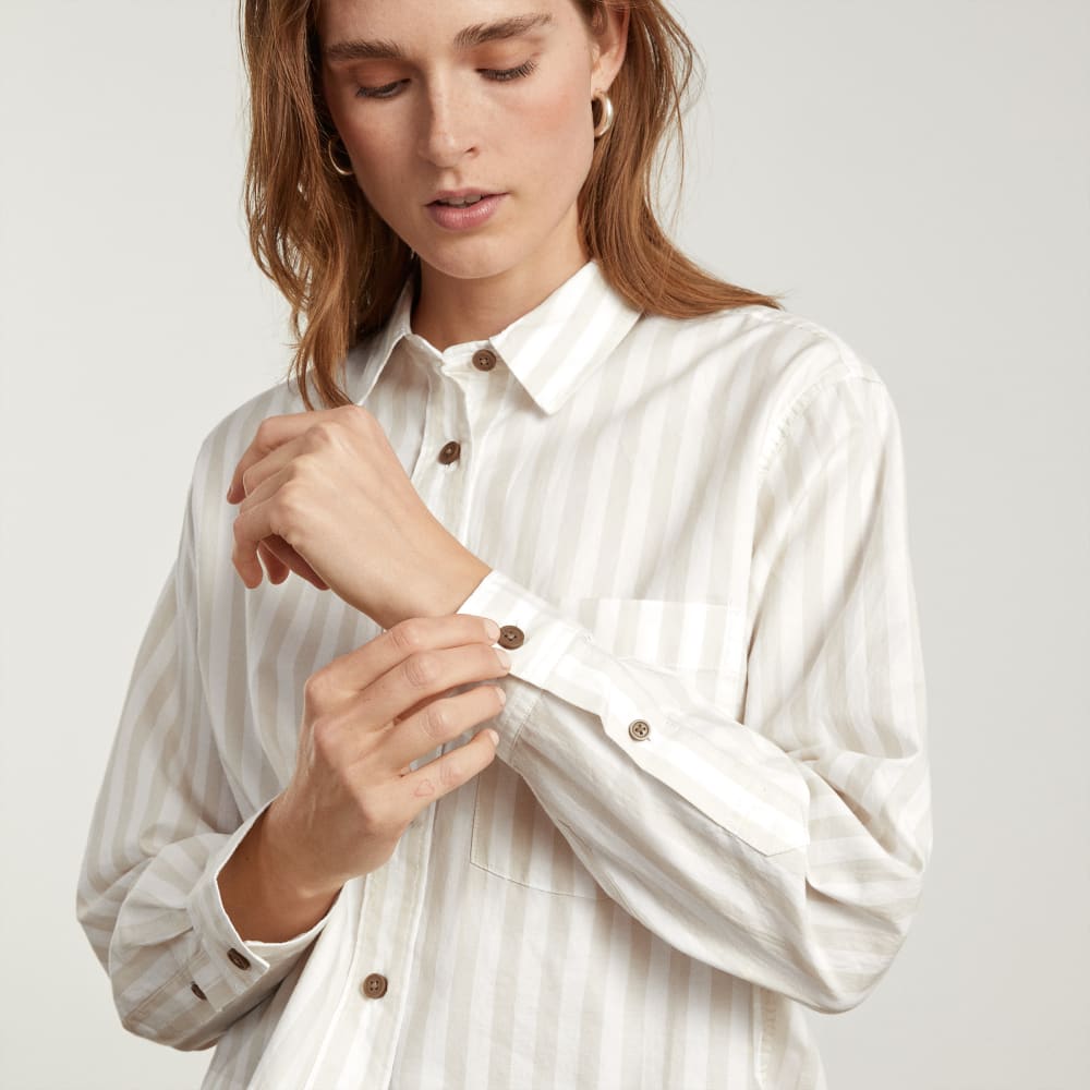 The Way-Short Shirt in Silky Cotton in Sand / White — detail view