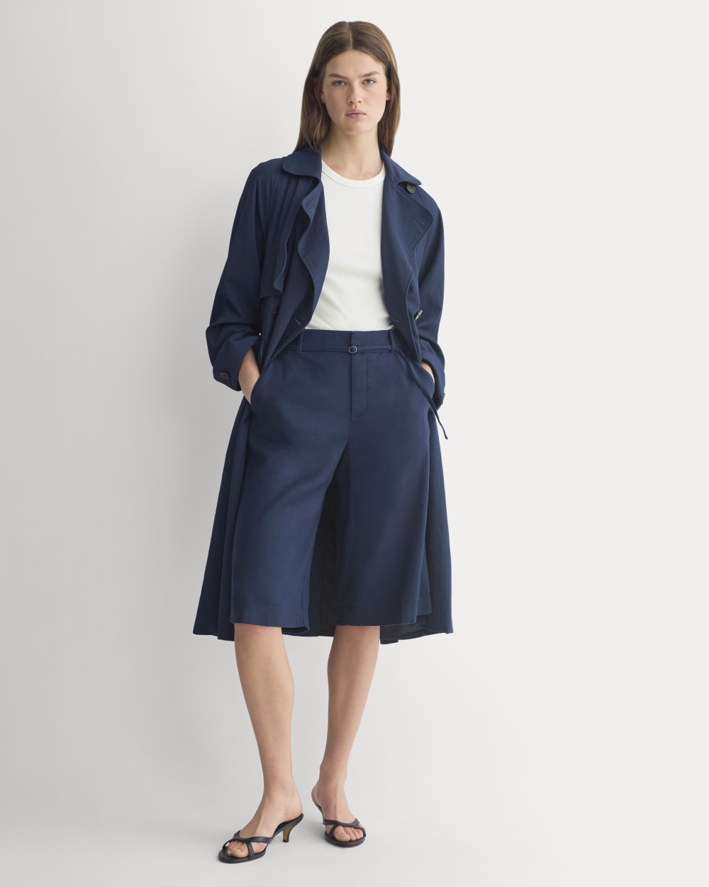 Long Tailored Short in Stretch Linen in Navy — front view