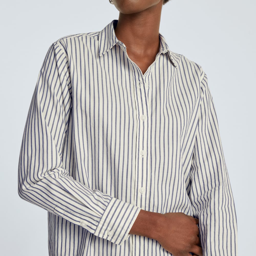 The Must-Have Shirt in Silky Cotton in Deep Blue / Canvas — detail view