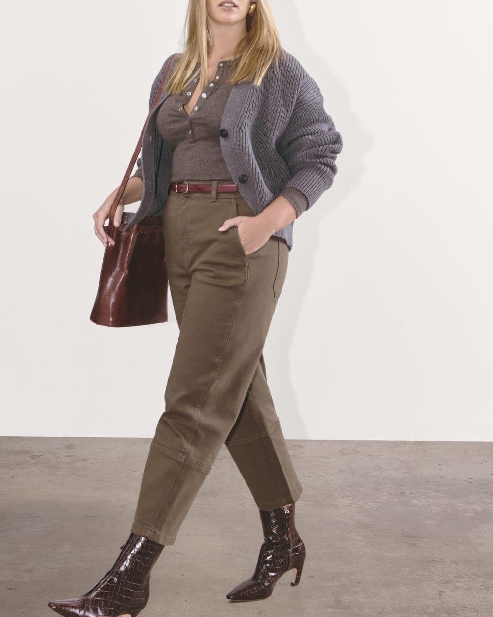The Utility Barrel Pant in Cocoa — detail view