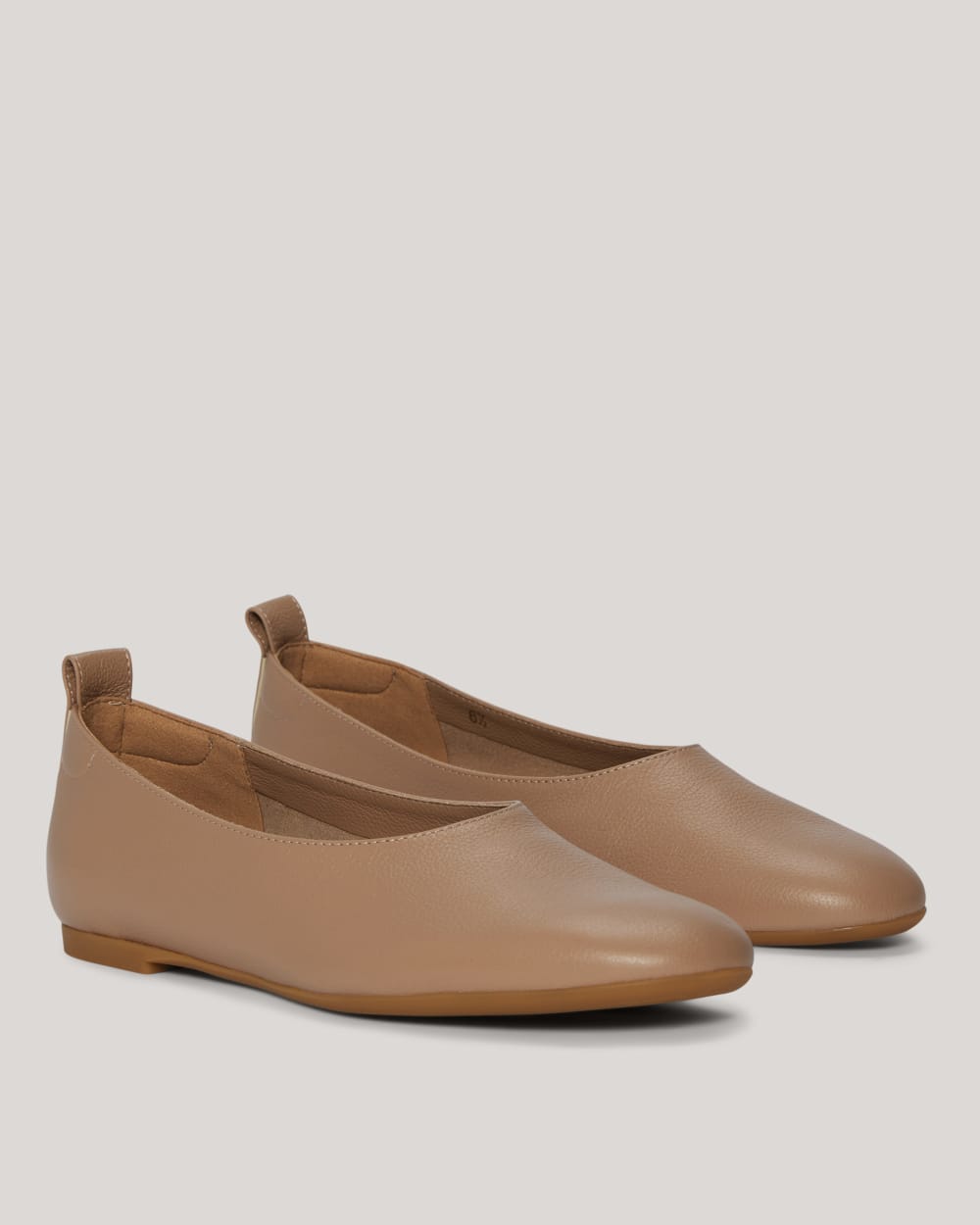 The Day Glove in Narrow Fit in Tan — detail view