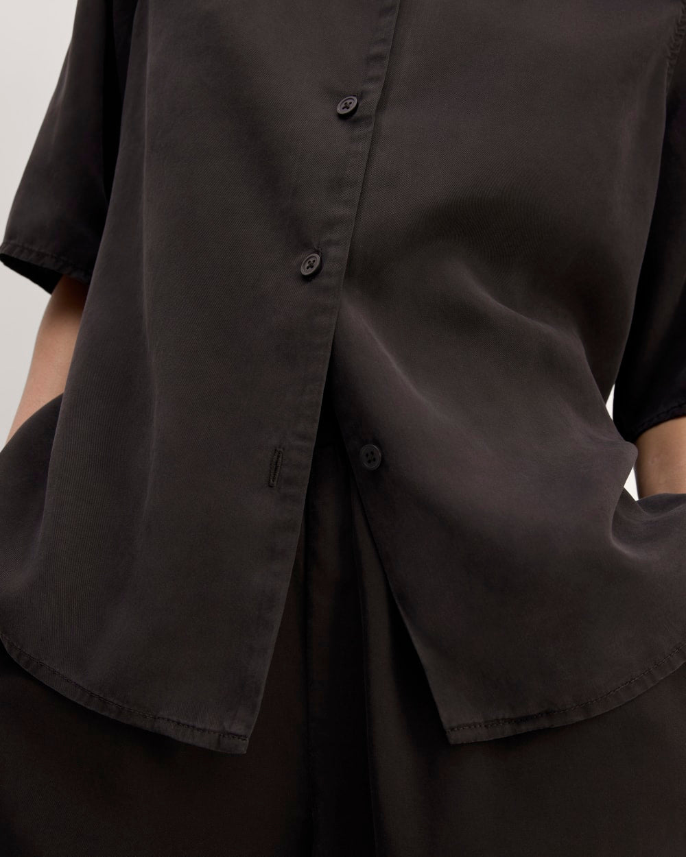 The Short-Sleeve Shirt in Butterlite in Black — detail view