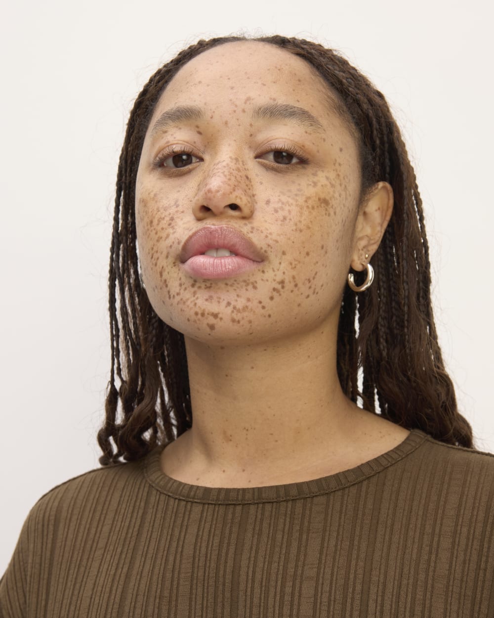 The Rib Muscle Tee in Cocoa — detail view