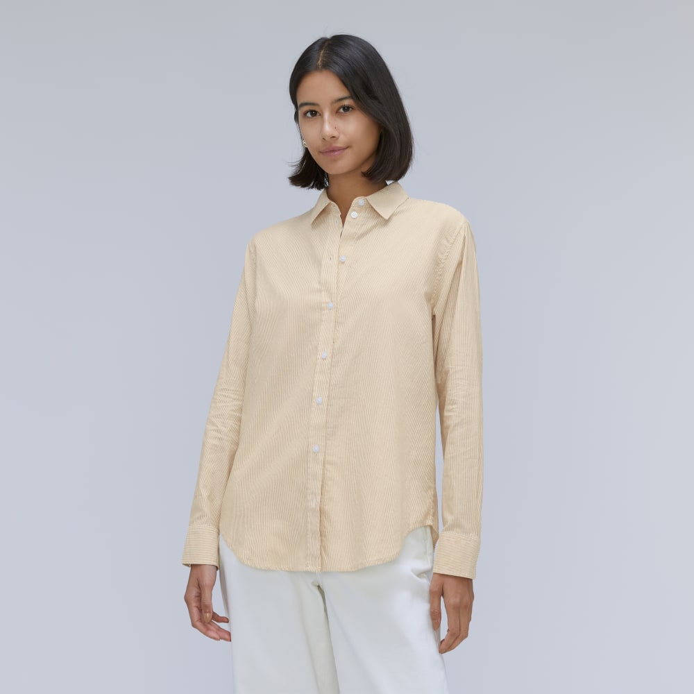 The Must-Have Shirt in Silky Cotton in Golden Palm / White — detail view