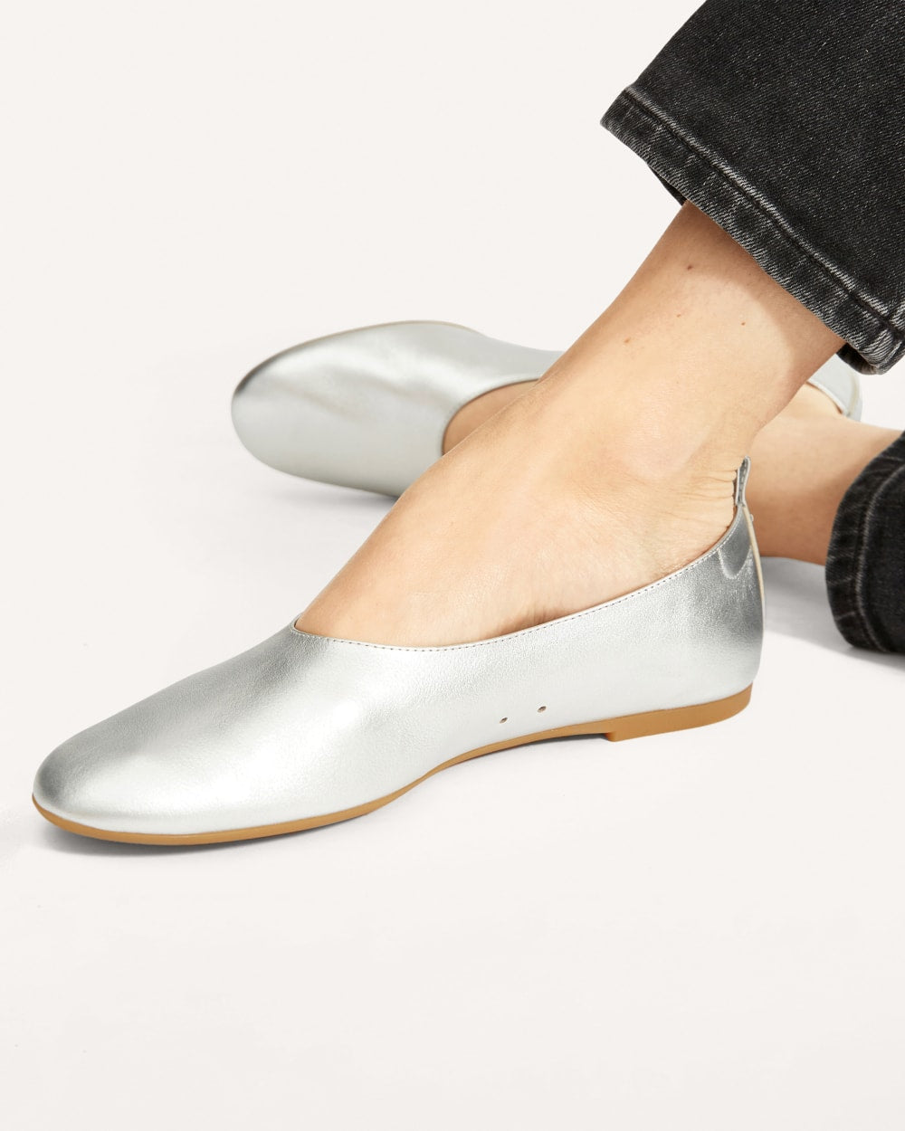 The Day Glove in Narrow Fit in Silver — detail view