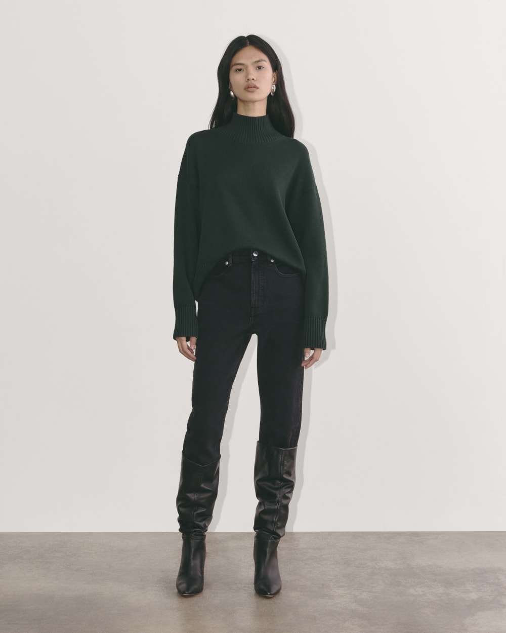 The Boxy Turtleneck in Everyday Cotton in Scarab — detail view