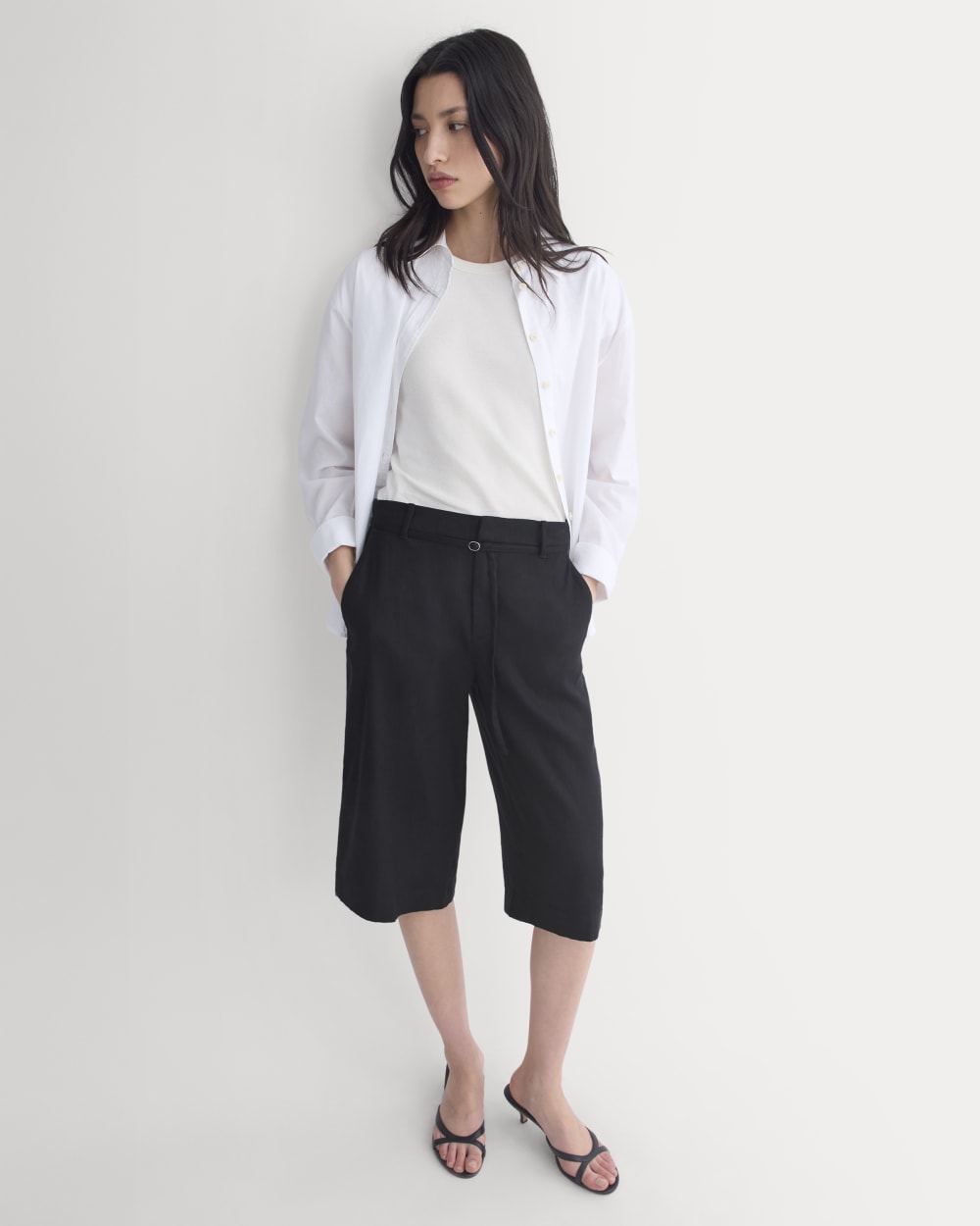 Long Tailored Short in Stretch Linen in Black — front view