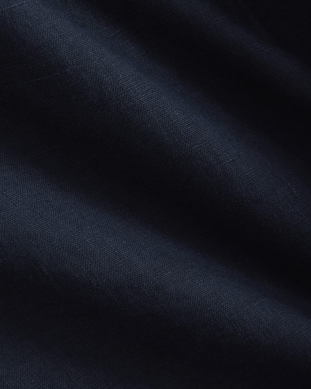 The Boxy Shirt in Linen in Navy — detail view