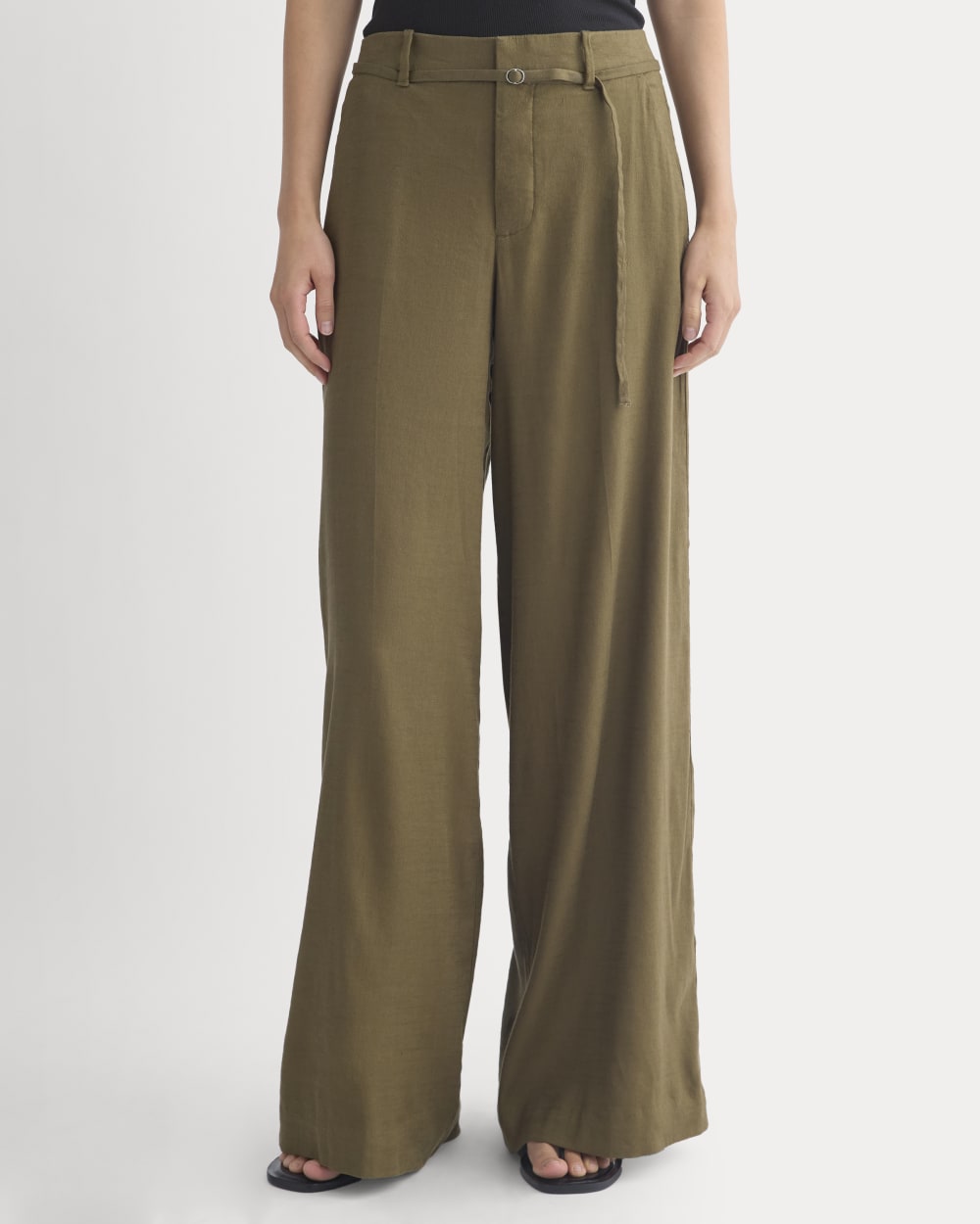 Wide-Leg Belted Pant in Stretch Linen in Beech — detail view