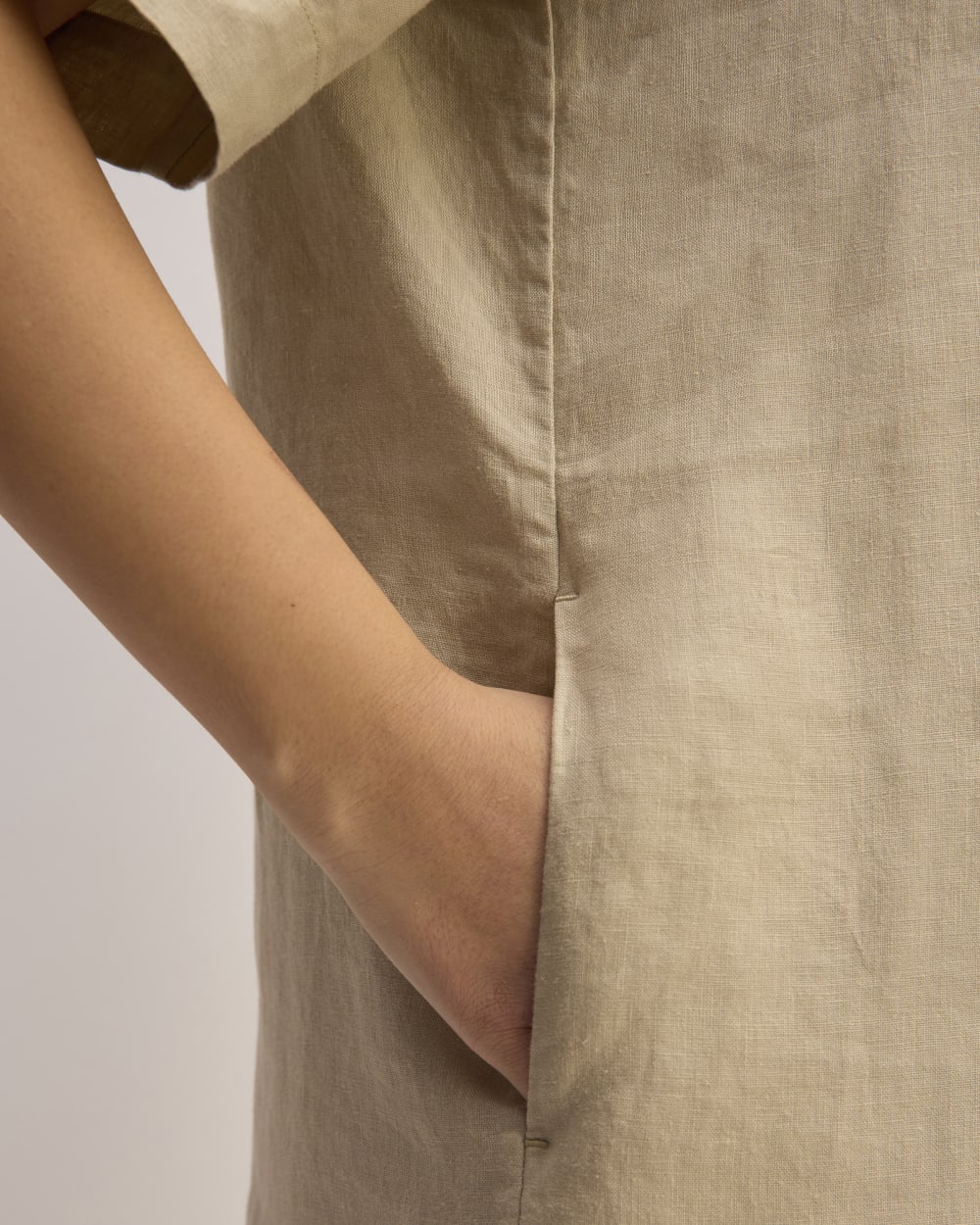The Shirtdress in Linen in Trench Coat Khaki — detail view