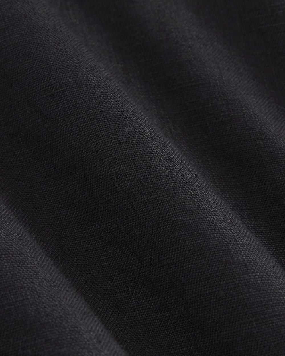 The Must-Have Shirt in Linen in Black — detail view