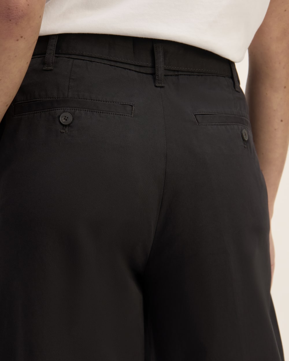 The Pleated Wide-Leg Chino in Black — detail view