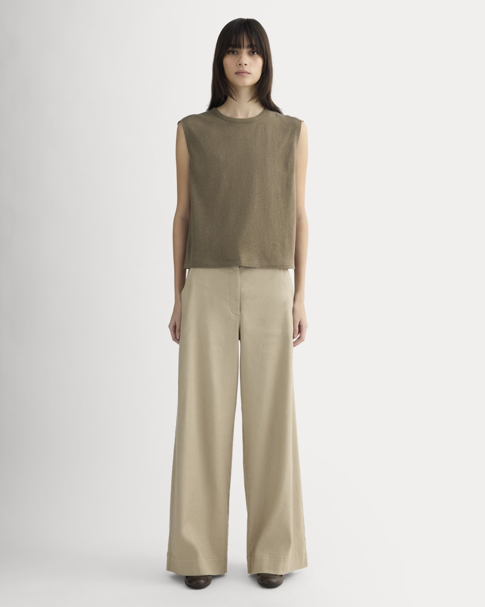 The Muscle Tee in Cotton Linen in Deep Taupe — detail view