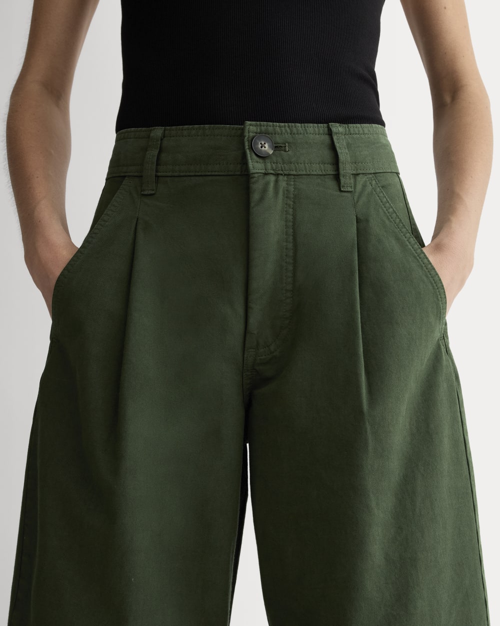 The Everywhere Pant in Dark Forest — detail view