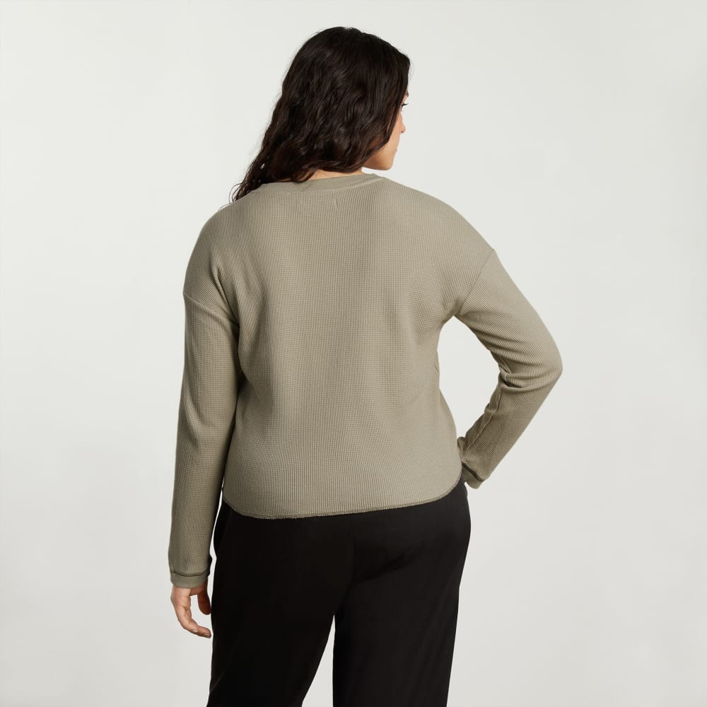 The Organic Cotton Waffle Henley in Field Green — detail view