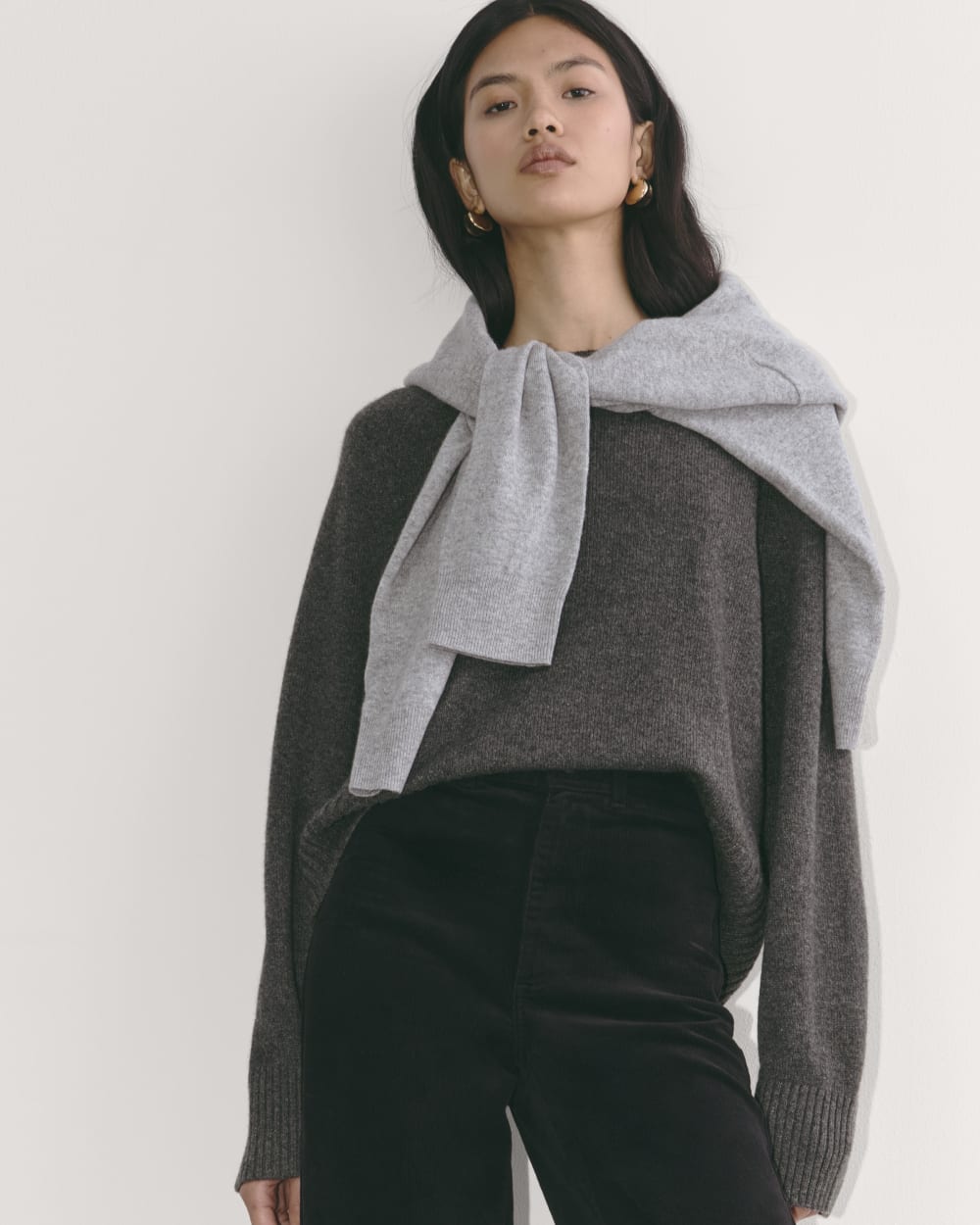 The Boxy Crew in Cashmere in Heather Charcoal — detail view