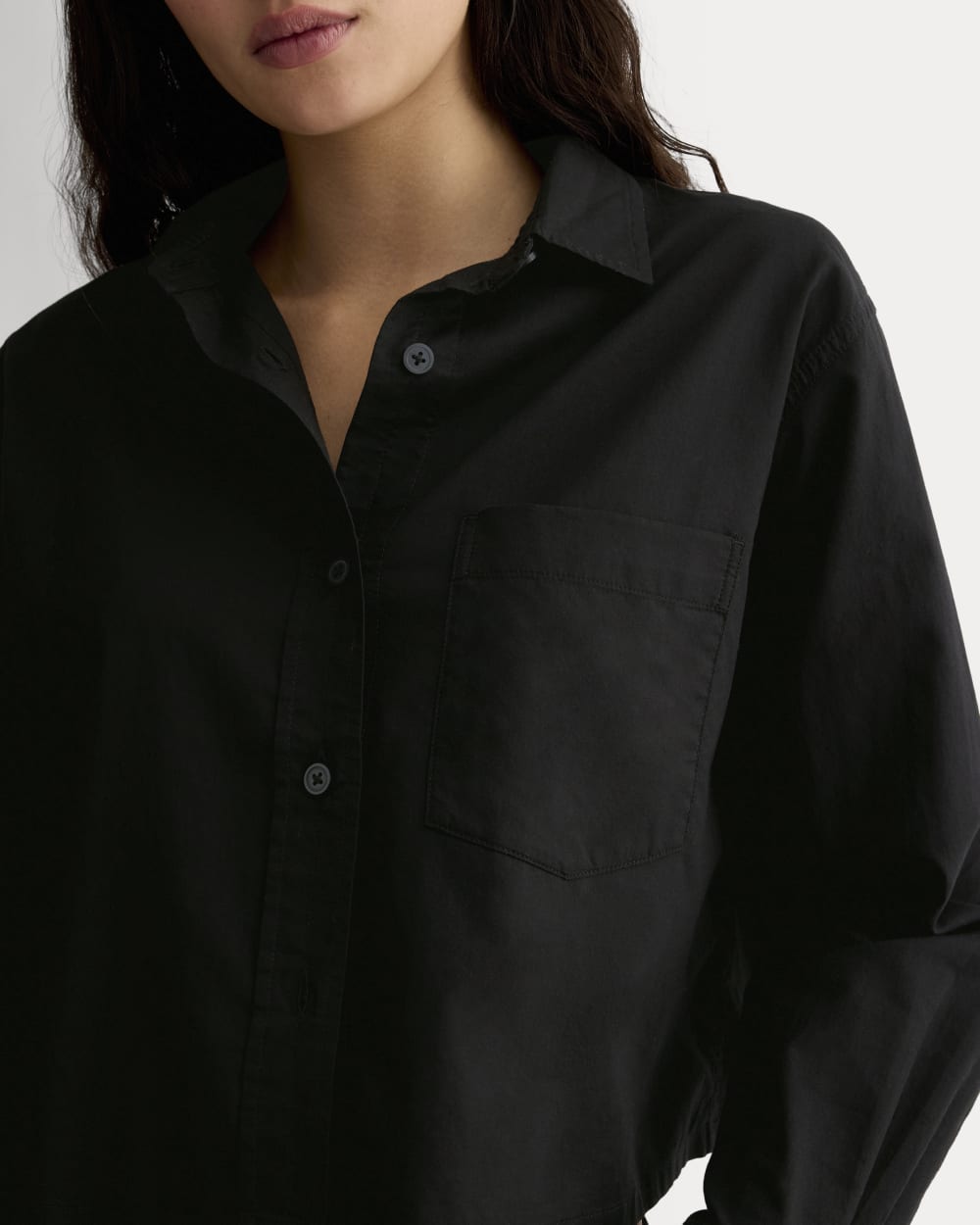 The Way-Short Shirt in Silky Cotton in Black — detail view