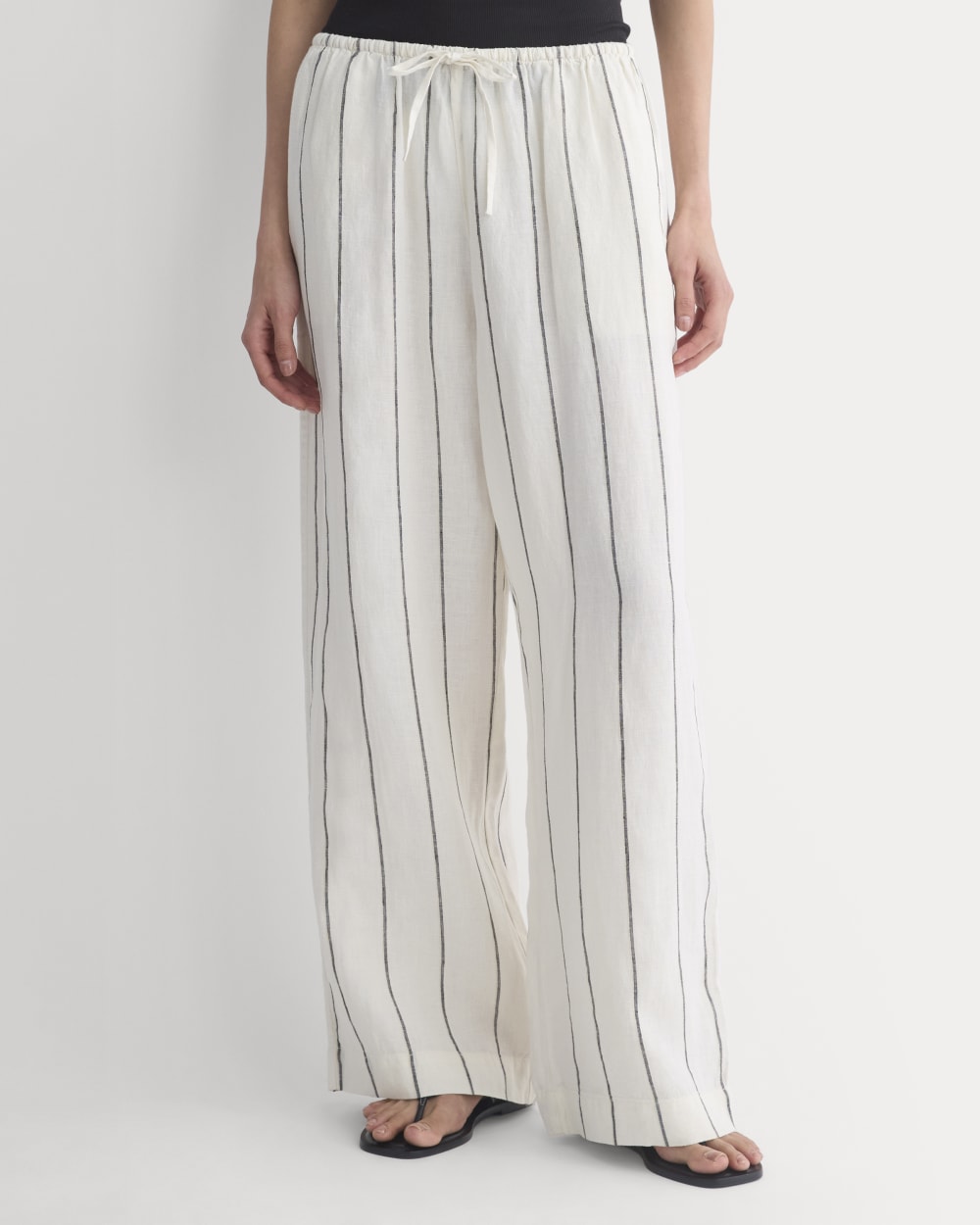 The Drawstring Pant in Linen in Gardenia/Meteorite — detail view