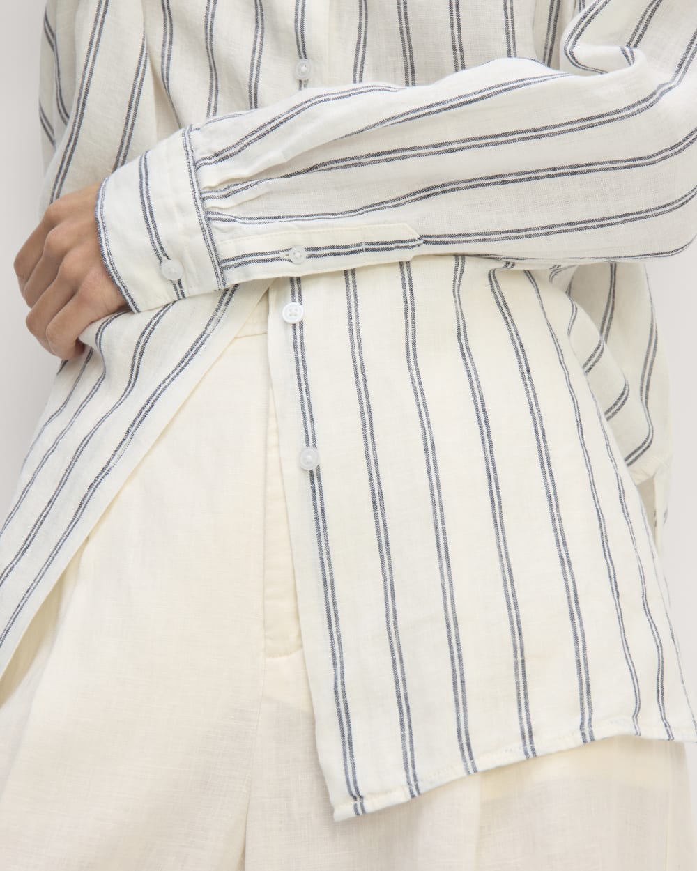 The Boyfriend Shirt in Linen in Bone/Navy — detail view