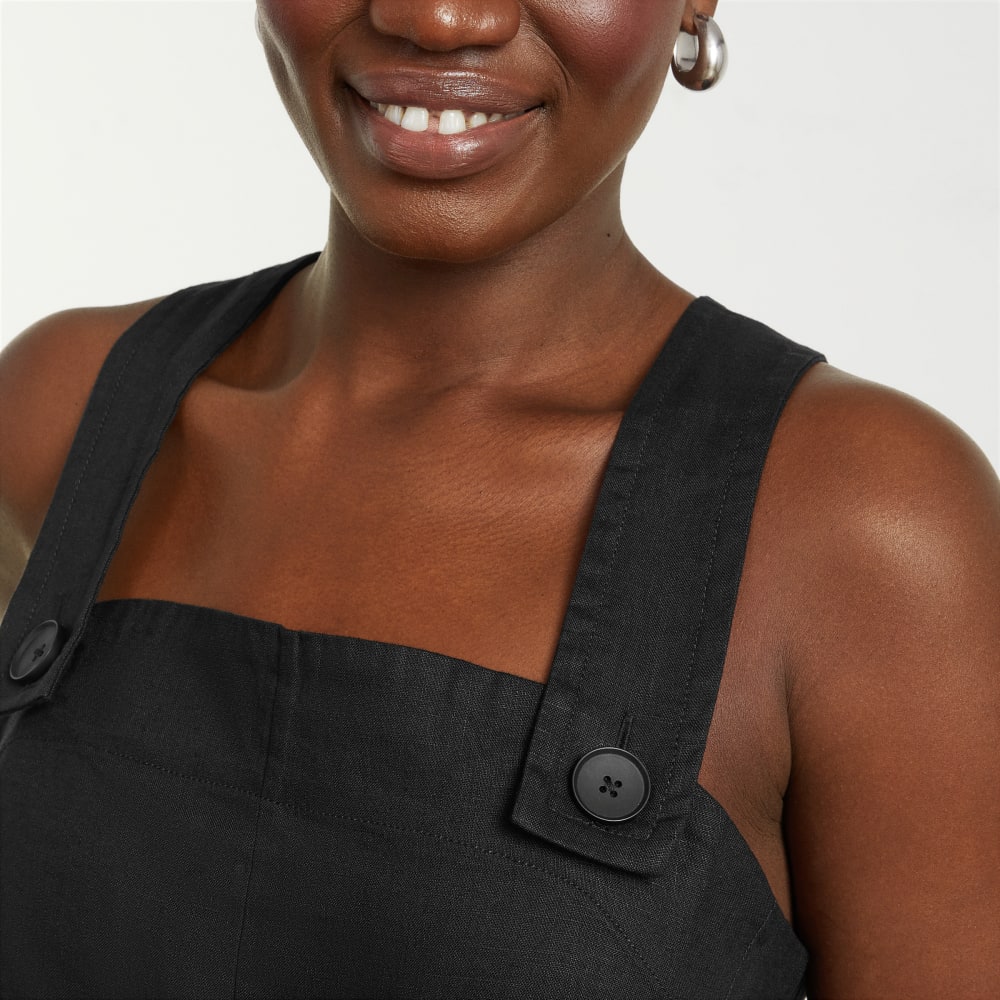 The Apron Linen Tank in Black — detail view