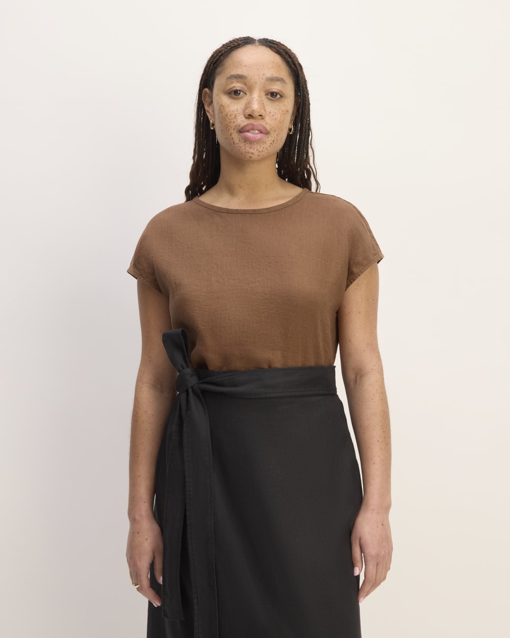 The Muscle Top in Linen in Carob Brown — front view